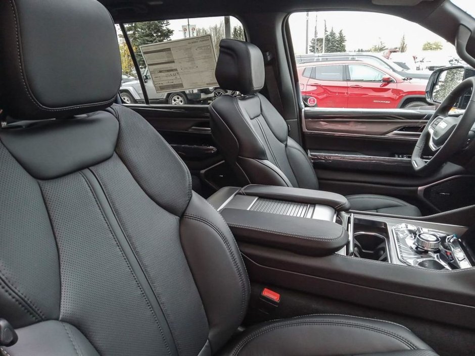 2024 Jeep Wagoneer L SERIES II CARBIDE IN BRIGHT WHITE EQUIPPED WITH A 3.0L TWIN TURBO I6 , 4X4 , 8SPD AUTO , 22INVH RIMS , FLEX SEATING GROUP , THRE-21