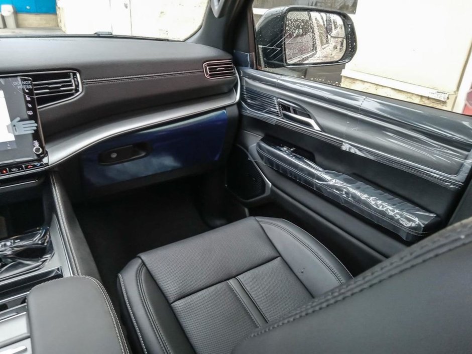 2024 Jeep Wagoneer L SERIES II CARBIDE IN BRIGHT WHITE EQUIPPED WITH A 3.0L TWIN TURBO I6 , 4X4 , 8SPD AUTO , 22INVH RIMS , FLEX SEATING GROUP , THRE-24