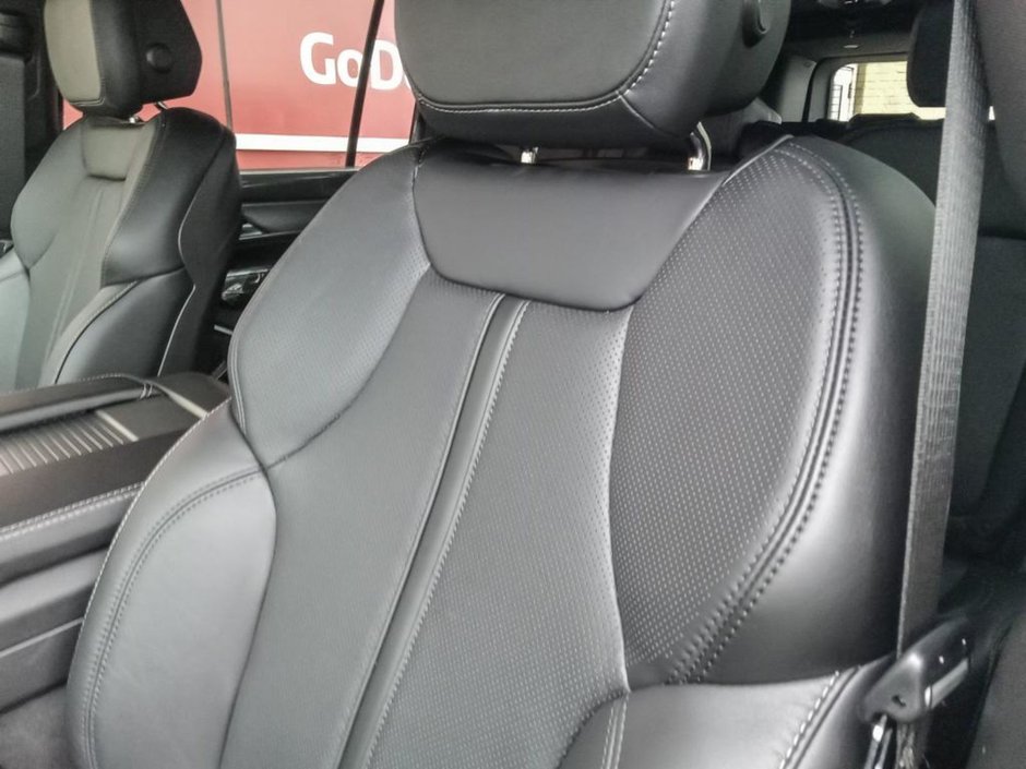 2024 Jeep Wagoneer L SERIES II CARBIDE IN BRIGHT WHITE EQUIPPED WITH A 3.0L TWIN TURBO I6 , 4X4 , 8SPD AUTO , 22INVH RIMS , FLEX SEATING GROUP , THRE-19