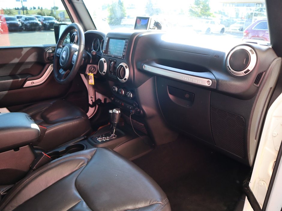 2018 Jeep WRANGLER JK UNLIMITED UNLIMITED SAHARA IN BRIGHT WHITE EQUIPPED WITH A 3.6L V6 , 4X4 , 5SPD AUTO , 18INCH RIMS , REMOTE START , NAV , ANTI SPIN DIFF ,-19