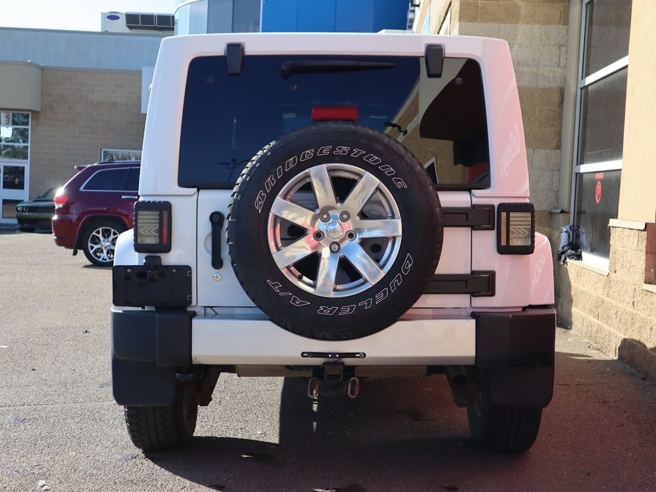 2018 Jeep WRANGLER JK UNLIMITED UNLIMITED SAHARA IN BRIGHT WHITE EQUIPPED WITH A 3.6L V6 , 4X4 , 5SPD AUTO , 18INCH RIMS , REMOTE START , NAV , ANTI SPIN DIFF ,-8