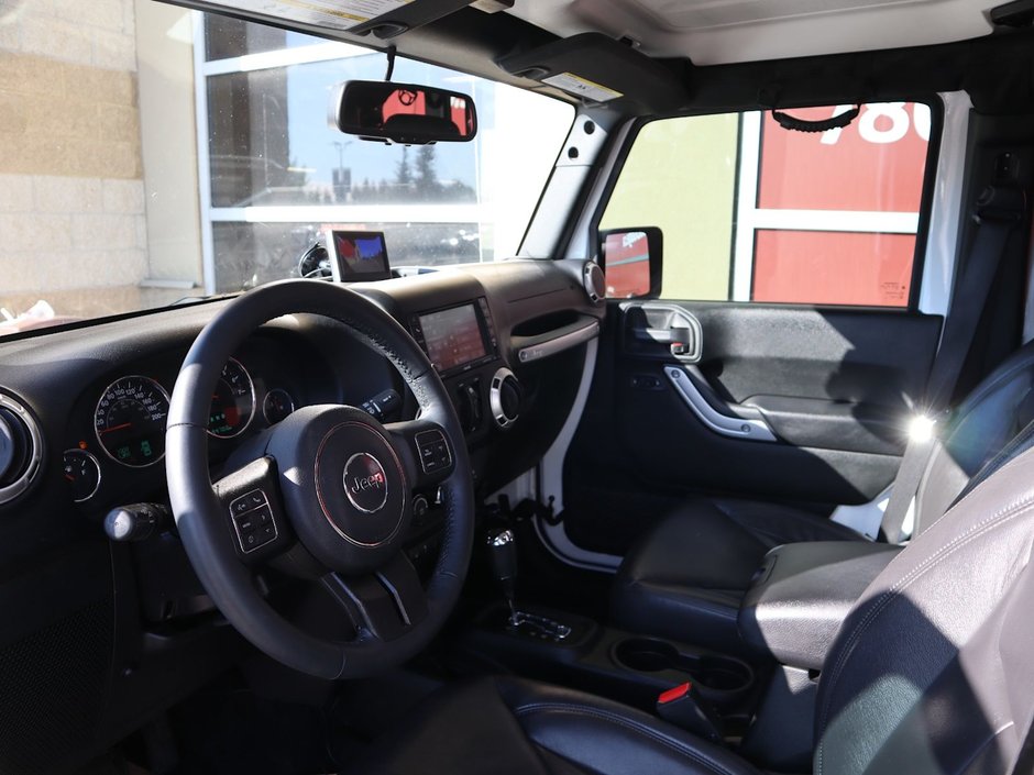 2018 Jeep WRANGLER JK UNLIMITED UNLIMITED SAHARA IN BRIGHT WHITE EQUIPPED WITH A 3.6L V6 , 4X4 , 5SPD AUTO , 18INCH RIMS , REMOTE START , NAV , ANTI SPIN DIFF ,-14