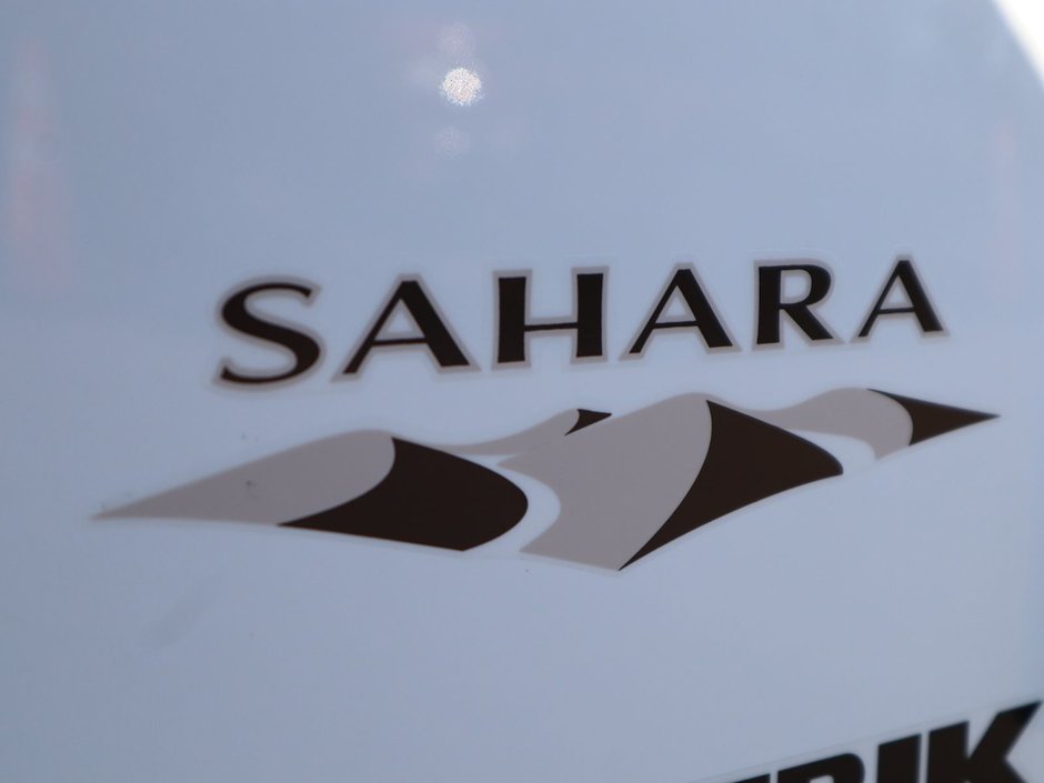 2018 Jeep WRANGLER JK UNLIMITED UNLIMITED SAHARA IN BRIGHT WHITE EQUIPPED WITH A 3.6L V6 , 4X4 , 5SPD AUTO , 18INCH RIMS , REMOTE START , NAV , ANTI SPIN DIFF ,-12