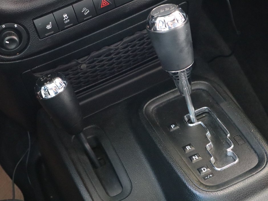 2018 Jeep WRANGLER JK UNLIMITED UNLIMITED SAHARA IN BRIGHT WHITE EQUIPPED WITH A 3.6L V6 , 4X4 , 5SPD AUTO , 18INCH RIMS , REMOTE START , NAV , ANTI SPIN DIFF ,-23