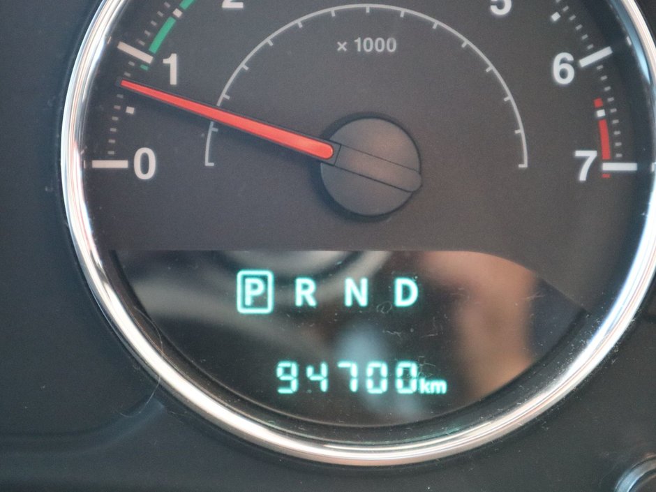 2018 Jeep WRANGLER JK UNLIMITED UNLIMITED SAHARA IN BRIGHT WHITE EQUIPPED WITH A 3.6L V6 , 4X4 , 5SPD AUTO , 18INCH RIMS , REMOTE START , NAV , ANTI SPIN DIFF ,-26