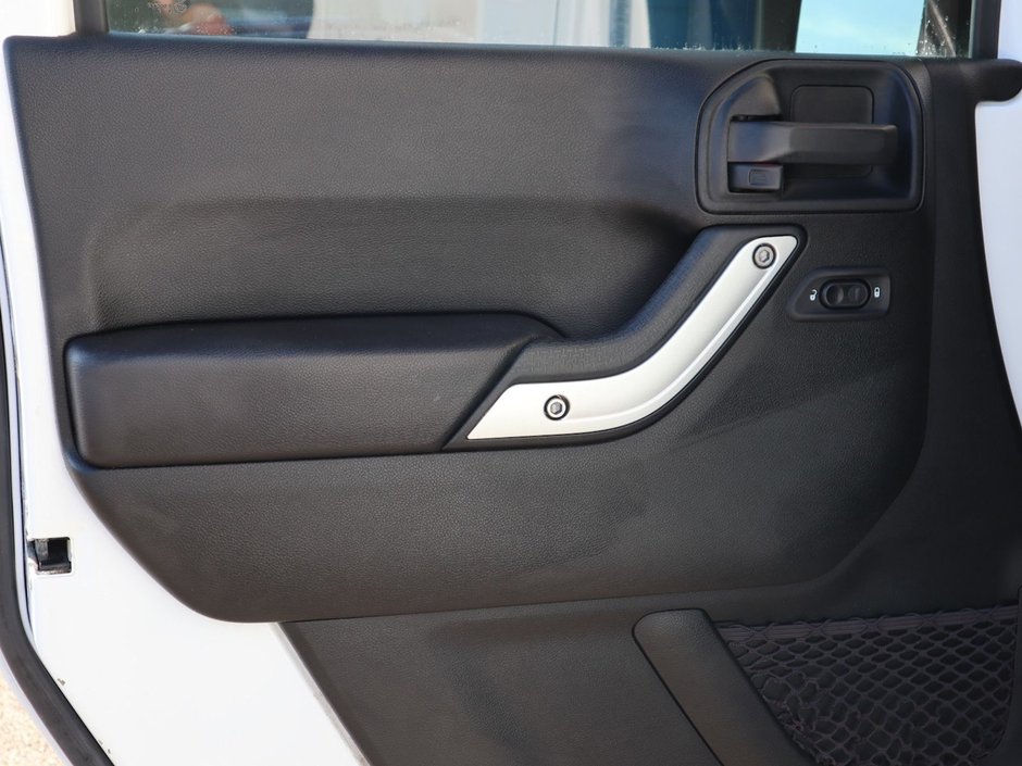 2018 Jeep WRANGLER JK UNLIMITED UNLIMITED SAHARA IN BRIGHT WHITE EQUIPPED WITH A 3.6L V6 , 4X4 , 5SPD AUTO , 18INCH RIMS , REMOTE START , NAV , ANTI SPIN DIFF ,-15