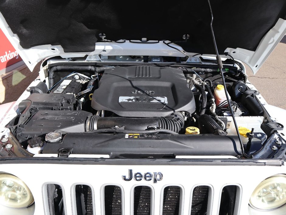 2018 Jeep WRANGLER JK UNLIMITED UNLIMITED SAHARA IN BRIGHT WHITE EQUIPPED WITH A 3.6L V6 , 4X4 , 5SPD AUTO , 18INCH RIMS , REMOTE START , NAV , ANTI SPIN DIFF ,-27