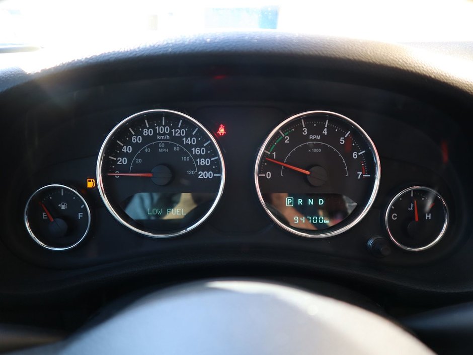 2018 Jeep WRANGLER JK UNLIMITED UNLIMITED SAHARA IN BRIGHT WHITE EQUIPPED WITH A 3.6L V6 , 4X4 , 5SPD AUTO , 18INCH RIMS , REMOTE START , NAV , ANTI SPIN DIFF ,-25