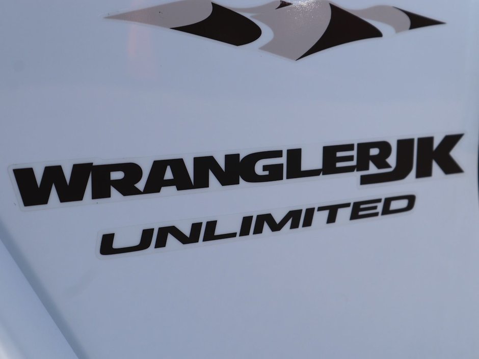 2018 Jeep WRANGLER JK UNLIMITED UNLIMITED SAHARA IN BRIGHT WHITE EQUIPPED WITH A 3.6L V6 , 4X4 , 5SPD AUTO , 18INCH RIMS , REMOTE START , NAV , ANTI SPIN DIFF ,-13