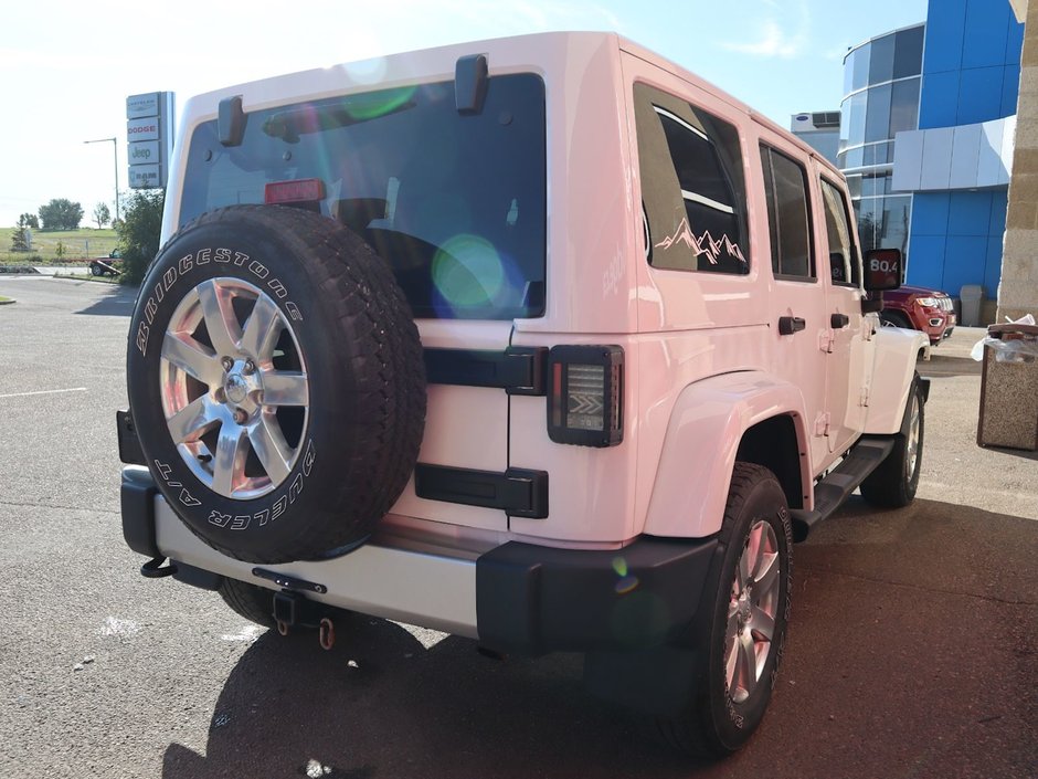 2018 Jeep WRANGLER JK UNLIMITED UNLIMITED SAHARA IN BRIGHT WHITE EQUIPPED WITH A 3.6L V6 , 4X4 , 5SPD AUTO , 18INCH RIMS , REMOTE START , NAV , ANTI SPIN DIFF ,-10