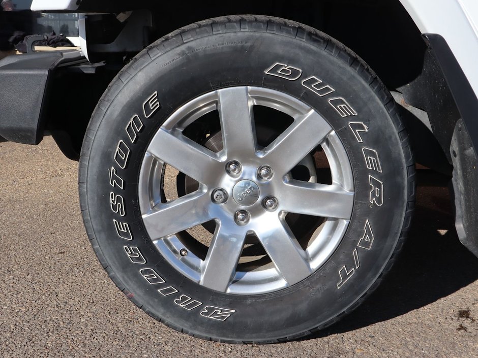 2018 Jeep WRANGLER JK UNLIMITED UNLIMITED SAHARA IN BRIGHT WHITE EQUIPPED WITH A 3.6L V6 , 4X4 , 5SPD AUTO , 18INCH RIMS , REMOTE START , NAV , ANTI SPIN DIFF ,-4