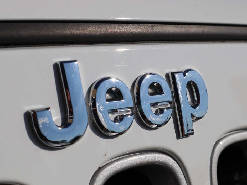 2018 Jeep WRANGLER JK UNLIMITED UNLIMITED SAHARA IN BRIGHT WHITE EQUIPPED WITH A 3.6L V6 , 4X4 , 5SPD AUTO , 18INCH RIMS , REMOTE START , NAV , ANTI SPIN DIFF ,-2