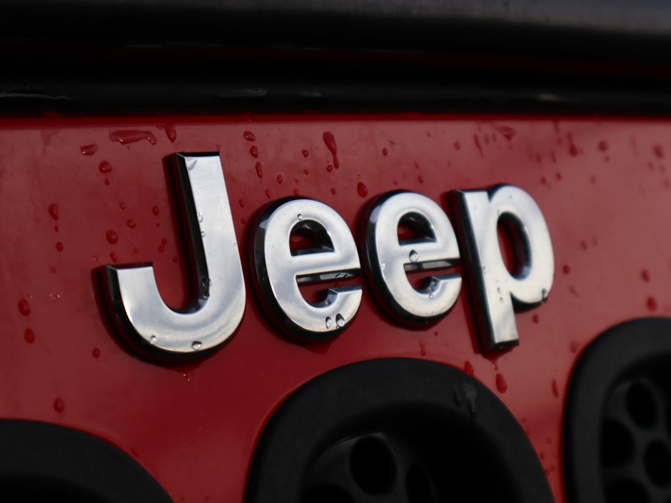 2018 Jeep WRANGLER JK UNLIMITED UNLIMITED SAHARA IN FIRECRACKER RED EQUIPPED WITH A 3.6L V6 , 4X4 , 5SPD AUTO , REMOTE START , AC , HEATED FRONT SEATS , NAV , C-2