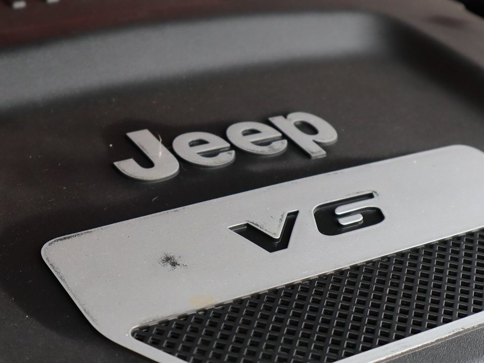 2018 Jeep WRANGLER JK UNLIMITED UNLIMITED SAHARA IN FIRECRACKER RED EQUIPPED WITH A 3.6L V6 , 4X4 , 5SPD AUTO , REMOTE START , AC , HEATED FRONT SEATS , NAV , C-30