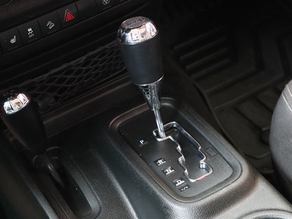 2018 Jeep WRANGLER JK UNLIMITED UNLIMITED SAHARA IN FIRECRACKER RED EQUIPPED WITH A 3.6L V6 , 4X4 , 5SPD AUTO , REMOTE START , AC , HEATED FRONT SEATS , NAV , C-25