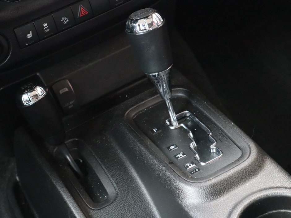 2015 Jeep Wrangler Unlimited UNLIMITED SAHARA IN BLACK EQUIPPED WITH A 3.6L V6 , 4X4 , AUTO TRANSMISSION , 18INCH RIMS , REMOTE START , NAV , HEATED FRONT SE-25