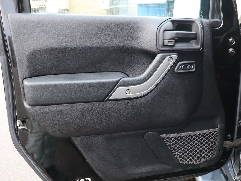 2015 Jeep Wrangler Unlimited UNLIMITED SAHARA IN BLACK EQUIPPED WITH A 3.6L V6 , 4X4 , AUTO TRANSMISSION , 18INCH RIMS , REMOTE START , NAV , HEATED FRONT SE-15