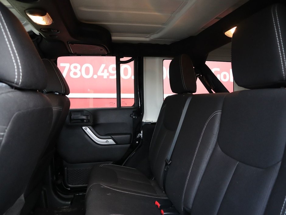 2015 Jeep Wrangler Unlimited UNLIMITED SAHARA IN BLACK EQUIPPED WITH A 3.6L V6 , 4X4 , AUTO TRANSMISSION , 18INCH RIMS , REMOTE START , NAV , HEATED FRONT SE-19