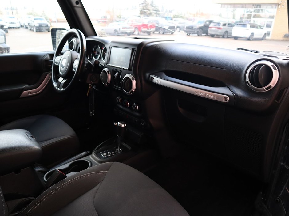 2015 Jeep Wrangler Unlimited UNLIMITED SAHARA IN BLACK EQUIPPED WITH A 3.6L V6 , 4X4 , AUTO TRANSMISSION , 18INCH RIMS , REMOTE START , NAV , HEATED FRONT SE-21