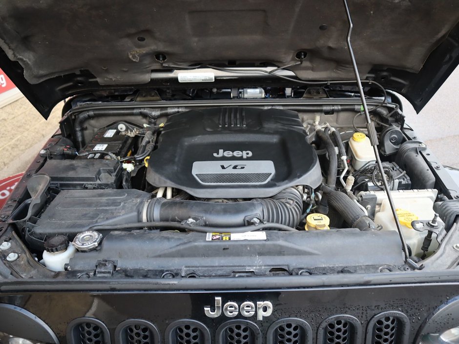 2015 Jeep Wrangler Unlimited UNLIMITED SAHARA IN BLACK EQUIPPED WITH A 3.6L V6 , 4X4 , AUTO TRANSMISSION , 18INCH RIMS , REMOTE START , NAV , HEATED FRONT SE-28