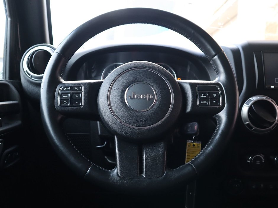 2015 Jeep Wrangler Unlimited UNLIMITED SAHARA IN BLACK EQUIPPED WITH A 3.6L V6 , 4X4 , AUTO TRANSMISSION , 18INCH RIMS , REMOTE START , NAV , HEATED FRONT SE-26