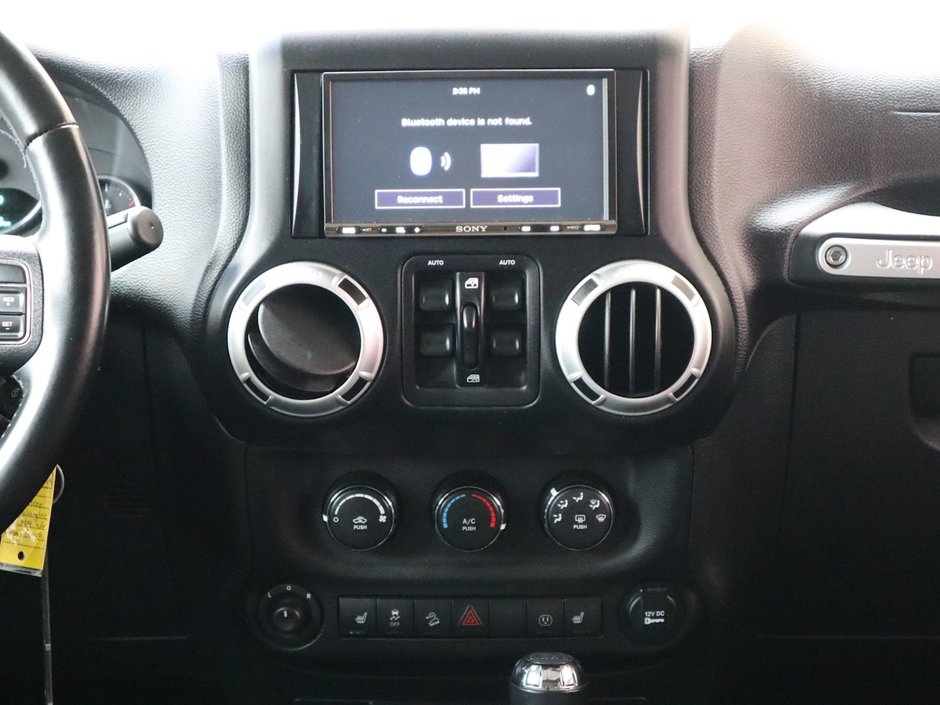 2015 Jeep Wrangler Unlimited UNLIMITED SAHARA IN BLACK EQUIPPED WITH A 3.6L V6 , 4X4 , AUTO TRANSMISSION , 18INCH RIMS , REMOTE START , NAV , HEATED FRONT SE-24