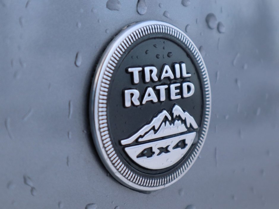 2017 Jeep Wrangler Unlimited UNLIMITED SAHARA IN BILLET METALLIC EQUIPPED WITH A 3.6L V6 , 4X4 , 5SPD AUTO , TRAILER TOW , LED LIGHTING , CONNECTIVITY GROUP-11