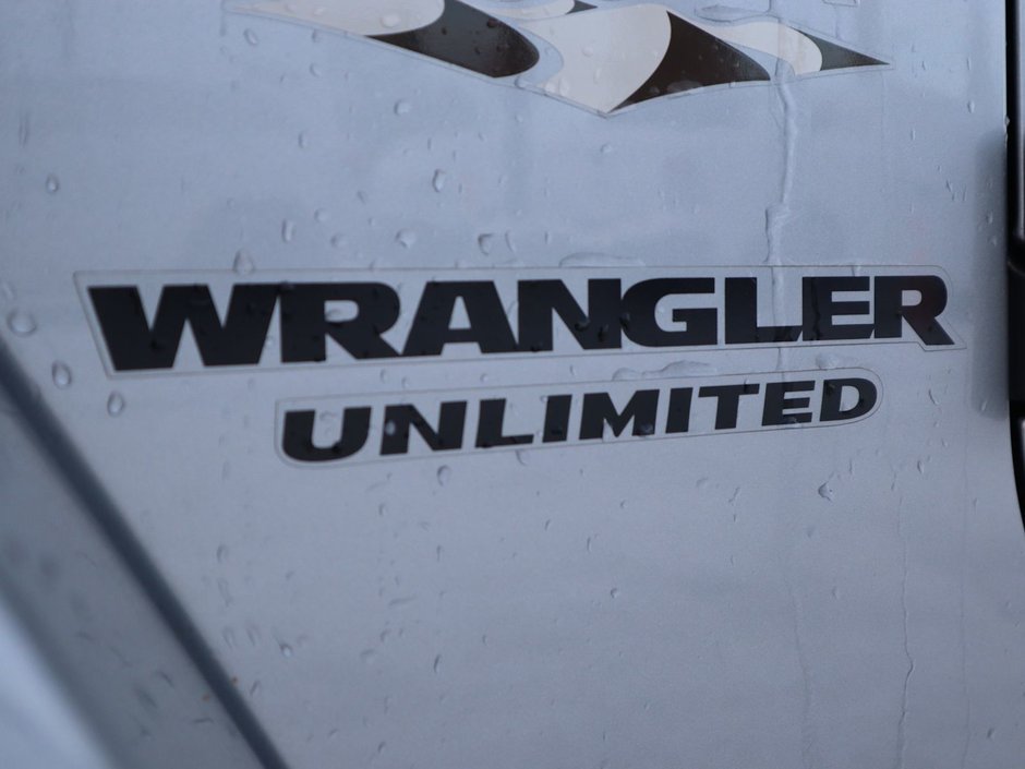 2017 Jeep Wrangler Unlimited UNLIMITED SAHARA IN BILLET METALLIC EQUIPPED WITH A 3.6L V6 , 4X4 , 5SPD AUTO , TRAILER TOW , LED LIGHTING , CONNECTIVITY GROUP-13