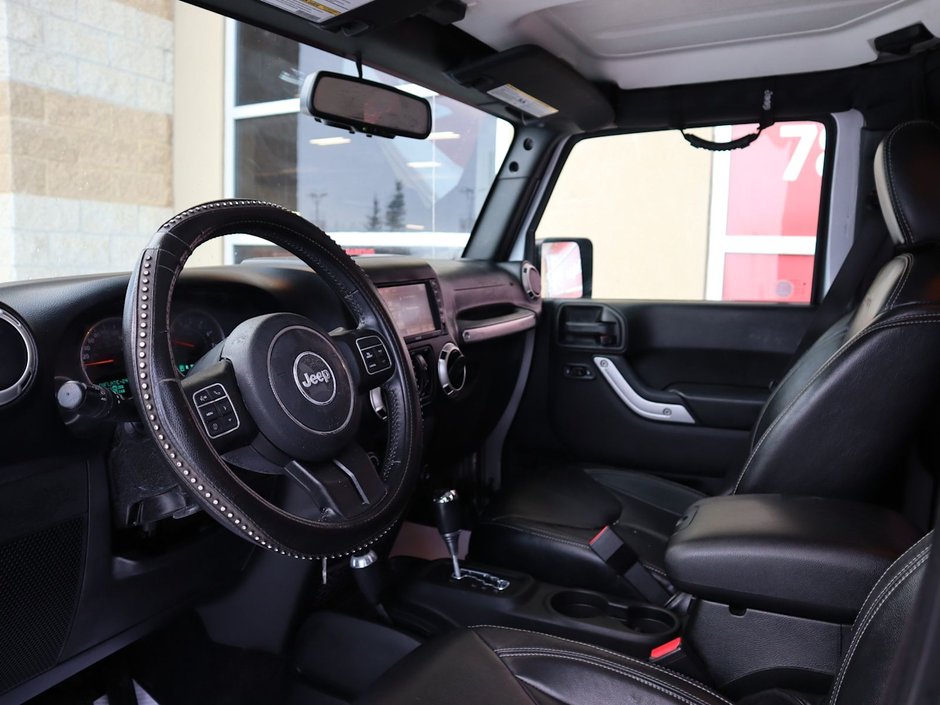 2017 Jeep Wrangler Unlimited UNLIMITED SAHARA IN BILLET METALLIC EQUIPPED WITH A 3.6L V6 , 4X4 , 5SPD AUTO , TRAILER TOW , LED LIGHTING , CONNECTIVITY GROUP-14