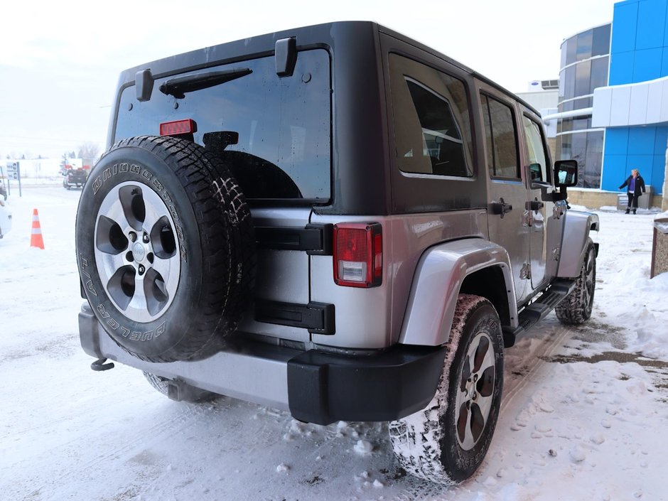 2017 Jeep Wrangler Unlimited UNLIMITED SAHARA IN BILLET METALLIC EQUIPPED WITH A 3.6L V6 , 4X4 , 5SPD AUTO , TRAILER TOW , LED LIGHTING , CONNECTIVITY GROUP-9