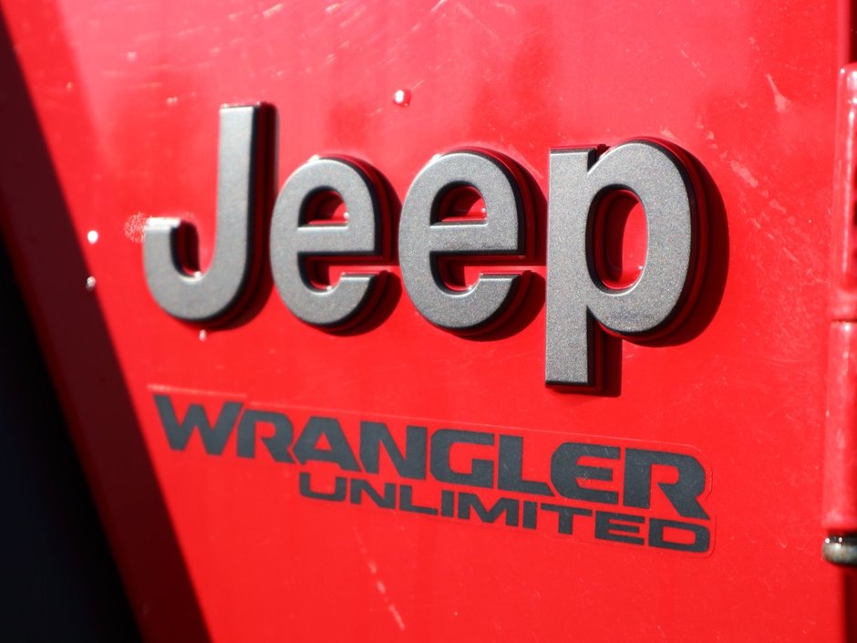 2018 Jeep Wrangler Unlimited UNLIMITED RUBICON IN FIRECRACKER RED EQUIPPED WITH A 3.6L V6 , 4X4 , 8SPD AUTO , 17INCH RIMS , 8.4INCH W/NAV , ALPINE AUDIO , LE-12