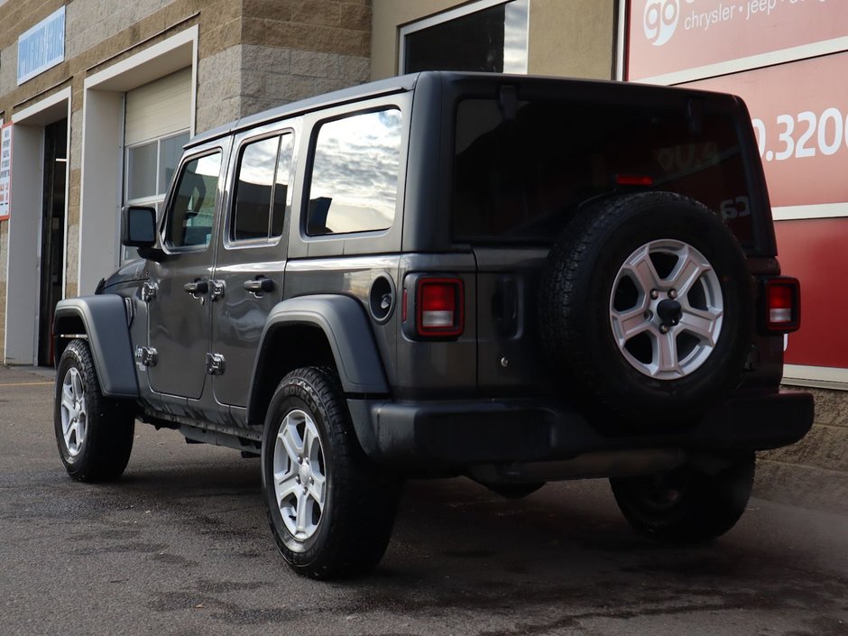 2019 Jeep Wrangler Unlimited SPORT IN GRANITE METALLIC EQUIPPED WITH A 2.0L TURBO I4 W/ETORQUE , 4X4 , 8SPD AUTO , 17INCH RIMS , ANTI SLIP DIFF REAR , COLD W-6