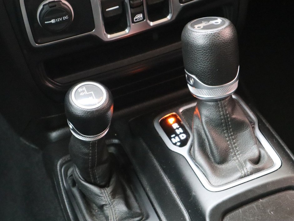 2019 Jeep Wrangler Unlimited SPORT IN GRANITE METALLIC EQUIPPED WITH A 2.0L TURBO I4 W/ETORQUE , 4X4 , 8SPD AUTO , 17INCH RIMS , ANTI SLIP DIFF REAR , COLD W-22