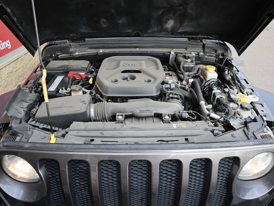 2019 Jeep Wrangler Unlimited SPORT IN GRANITE METALLIC EQUIPPED WITH A 2.0L TURBO I4 W/ETORQUE , 4X4 , 8SPD AUTO , 17INCH RIMS , ANTI SLIP DIFF REAR , COLD W-26