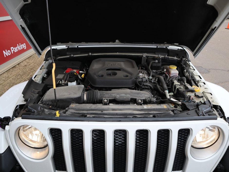 2021 Jeep Wrangler UNLIMITED SAHARA IN BRIGHT WHITE EQUIPPED WITH A 2.0L TURBO I4 , 4X4 , 8SPD TF AUTO , 4X4 , 18INCH RIMS , REMOTE START , NAV & S-27