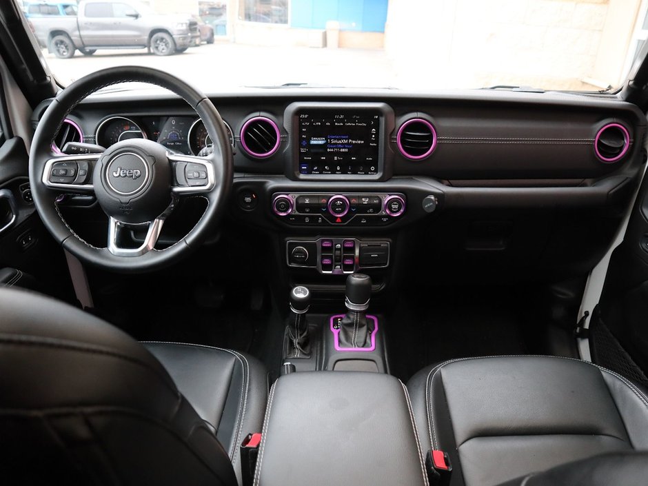 2021 Jeep Wrangler UNLIMITED SAHARA IN BRIGHT WHITE EQUIPPED WITH A 2.0L TURBO I4 , 4X4 , 8SPD TF AUTO , 4X4 , 18INCH RIMS , REMOTE START , NAV & S-21