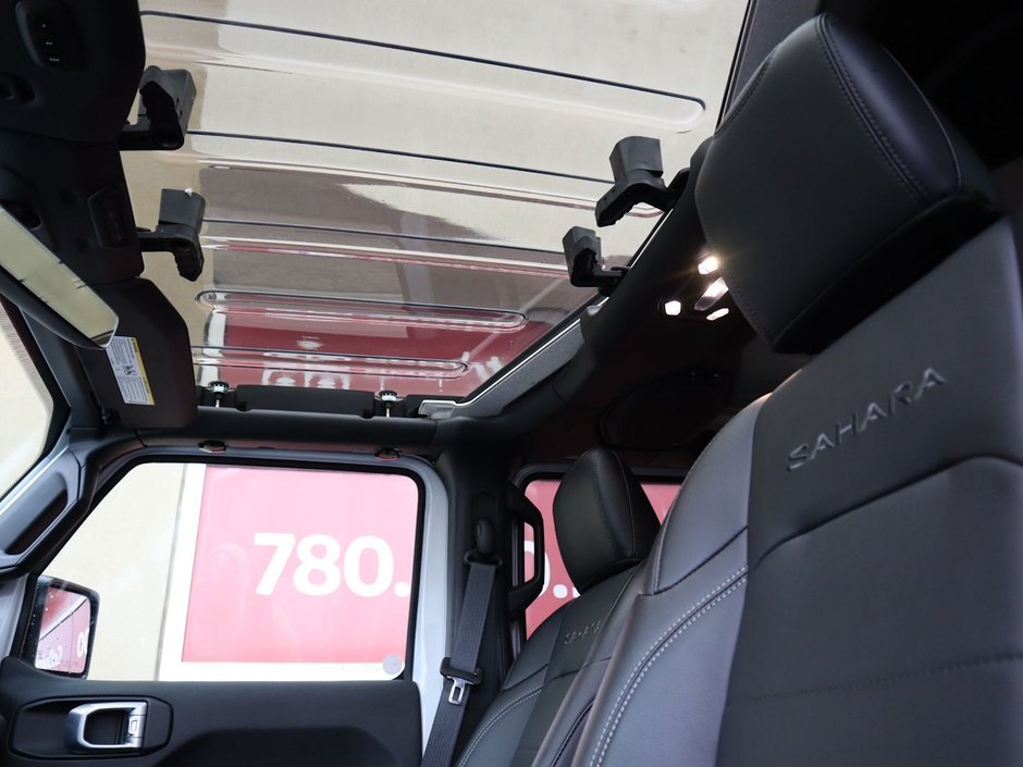 2021 Jeep Wrangler UNLIMITED SAHARA IN BRIGHT WHITE EQUIPPED WITH A 2.0L TURBO I4 , 4X4 , 8SPD TF AUTO , 4X4 , 18INCH RIMS , REMOTE START , NAV & S-17