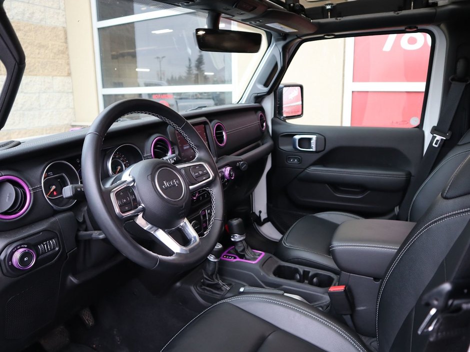 2021 Jeep Wrangler UNLIMITED SAHARA IN BRIGHT WHITE EQUIPPED WITH A 2.0L TURBO I4 , 4X4 , 8SPD TF AUTO , 4X4 , 18INCH RIMS , REMOTE START , NAV & S-13