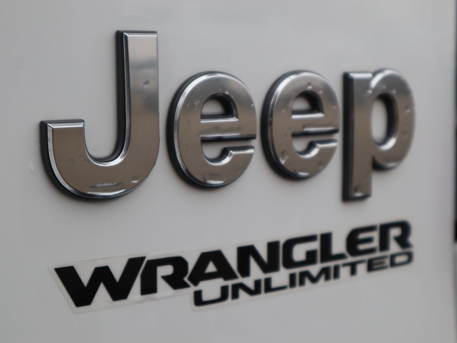 2021 Jeep Wrangler UNLIMITED SAHARA IN BRIGHT WHITE EQUIPPED WITH A 2.0L TURBO I4 , 4X4 , 8SPD TF AUTO , 4X4 , 18INCH RIMS , REMOTE START , NAV & S-10
