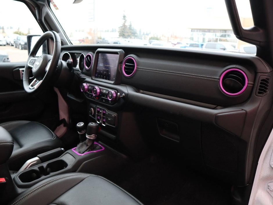 2021 Jeep Wrangler UNLIMITED SAHARA IN BRIGHT WHITE EQUIPPED WITH A 2.0L TURBO I4 , 4X4 , 8SPD TF AUTO , 4X4 , 18INCH RIMS , REMOTE START , NAV & S-19