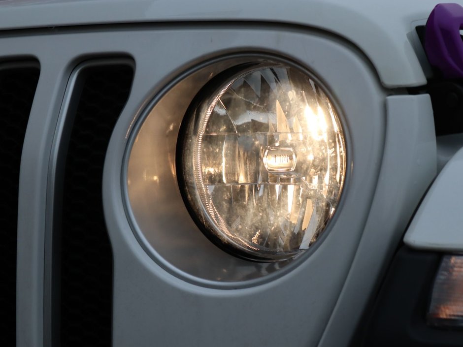 2021 Jeep Wrangler UNLIMITED SAHARA IN BRIGHT WHITE EQUIPPED WITH A 2.0L TURBO I4 , 4X4 , 8SPD TF AUTO , 4X4 , 18INCH RIMS , REMOTE START , NAV & S-2