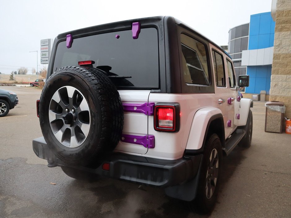 2021 Jeep Wrangler UNLIMITED SAHARA IN BRIGHT WHITE EQUIPPED WITH A 2.0L TURBO I4 , 4X4 , 8SPD TF AUTO , 4X4 , 18INCH RIMS , REMOTE START , NAV & S-8