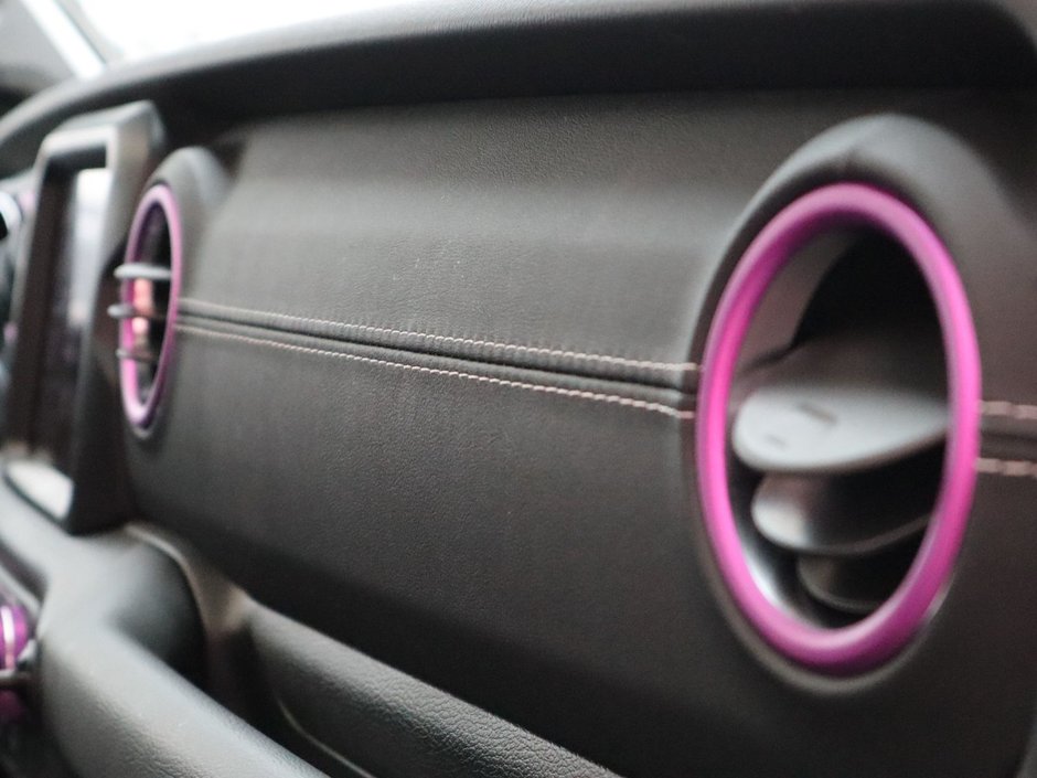 2021 Jeep Wrangler UNLIMITED SAHARA IN BRIGHT WHITE EQUIPPED WITH A 2.0L TURBO I4 , 4X4 , 8SPD TF AUTO , 4X4 , 18INCH RIMS , REMOTE START , NAV & S-20