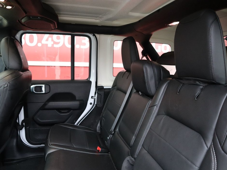 2021 Jeep Wrangler UNLIMITED SAHARA IN BRIGHT WHITE EQUIPPED WITH A 2.0L TURBO I4 , 4X4 , 8SPD TF AUTO , 4X4 , 18INCH RIMS , REMOTE START , NAV & S-18