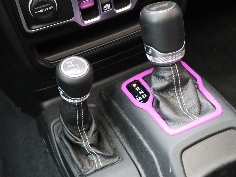 2021 Jeep Wrangler UNLIMITED SAHARA IN BRIGHT WHITE EQUIPPED WITH A 2.0L TURBO I4 , 4X4 , 8SPD TF AUTO , 4X4 , 18INCH RIMS , REMOTE START , NAV & S-23