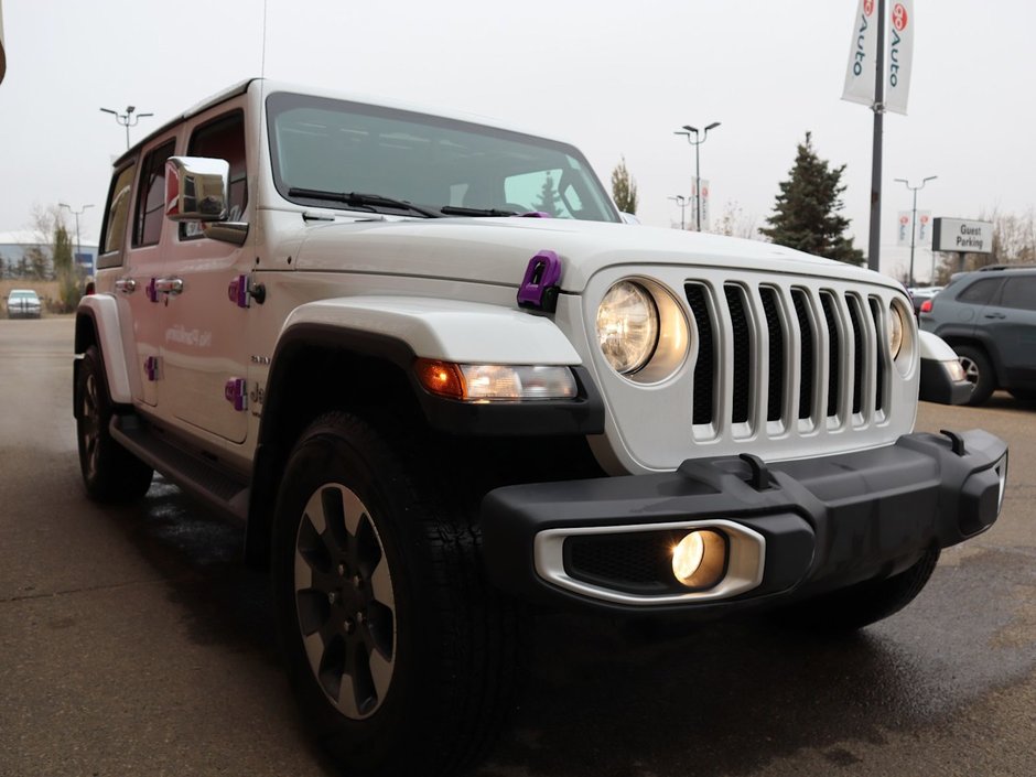 2021 Jeep Wrangler UNLIMITED SAHARA IN BRIGHT WHITE EQUIPPED WITH A 2.0L TURBO I4 , 4X4 , 8SPD TF AUTO , 4X4 , 18INCH RIMS , REMOTE START , NAV & S-9