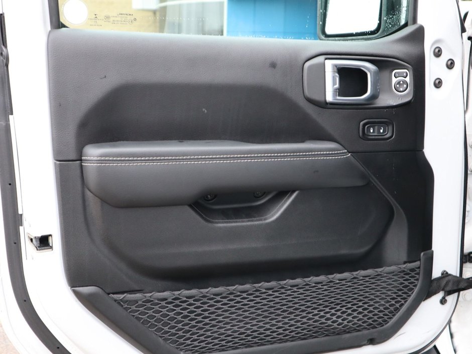 2021 Jeep Wrangler UNLIMITED SAHARA IN BRIGHT WHITE EQUIPPED WITH A 2.0L TURBO I4 , 4X4 , 8SPD TF AUTO , 4X4 , 18INCH RIMS , REMOTE START , NAV & S-14