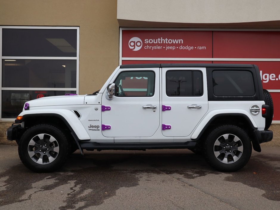2021 Jeep Wrangler UNLIMITED SAHARA IN BRIGHT WHITE EQUIPPED WITH A 2.0L TURBO I4 , 4X4 , 8SPD TF AUTO , 4X4 , 18INCH RIMS , REMOTE START , NAV & S-5