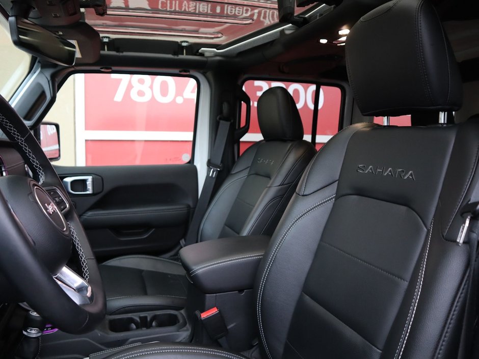 2021 Jeep Wrangler UNLIMITED SAHARA IN BRIGHT WHITE EQUIPPED WITH A 2.0L TURBO I4 , 4X4 , 8SPD TF AUTO , 4X4 , 18INCH RIMS , REMOTE START , NAV & S-15