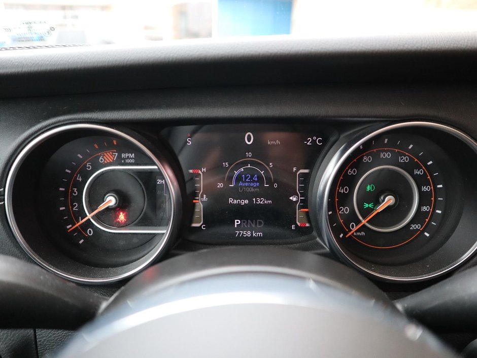 2021 Jeep Wrangler UNLIMITED SAHARA IN BRIGHT WHITE EQUIPPED WITH A 2.0L TURBO I4 , 4X4 , 8SPD TF AUTO , 4X4 , 18INCH RIMS , REMOTE START , NAV & S-25